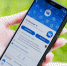 Установка приложения VK Messenger на смартфон //Фото Lifehacker - Городской репортёр