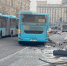 Автобус в Санкт-Петербурге протаранил несколько машин и вылетел на остановку с людьми — кадры - 161.Ru