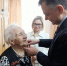 Юрий Слюсарь вручил медаль в честь 80-летия Победы бывшей узнице концлагеря - RuffNews.Ru
