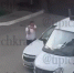 Разъяренный мужчина с топором раскромсал припаркованный автомобиль в Краснодаре - DonDay.Ru